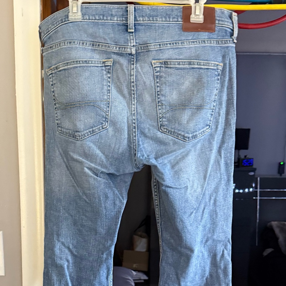 HOLLISTER LIGHT WASHED JEANS - SIZE 34/32
